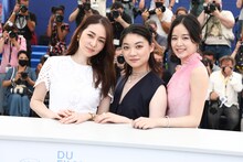 左から霧島れいか、三浦透子、ソニア・ユアン。(c)Kazuko WAKAYAMA