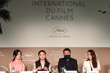 記者会見の様子。左からソニア・ユアン、三浦透子、濱口竜介、霧島れいか。(c)Kazuko WAKAYAMA