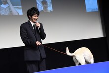 動き回るちえ（右）に翻弄される林遣都（左）。