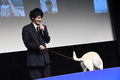 動き回るちえ（右）に翻弄される林遣都（左）。