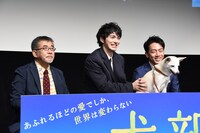 ちえ（右手前）をなだめる林遣都（中央）。