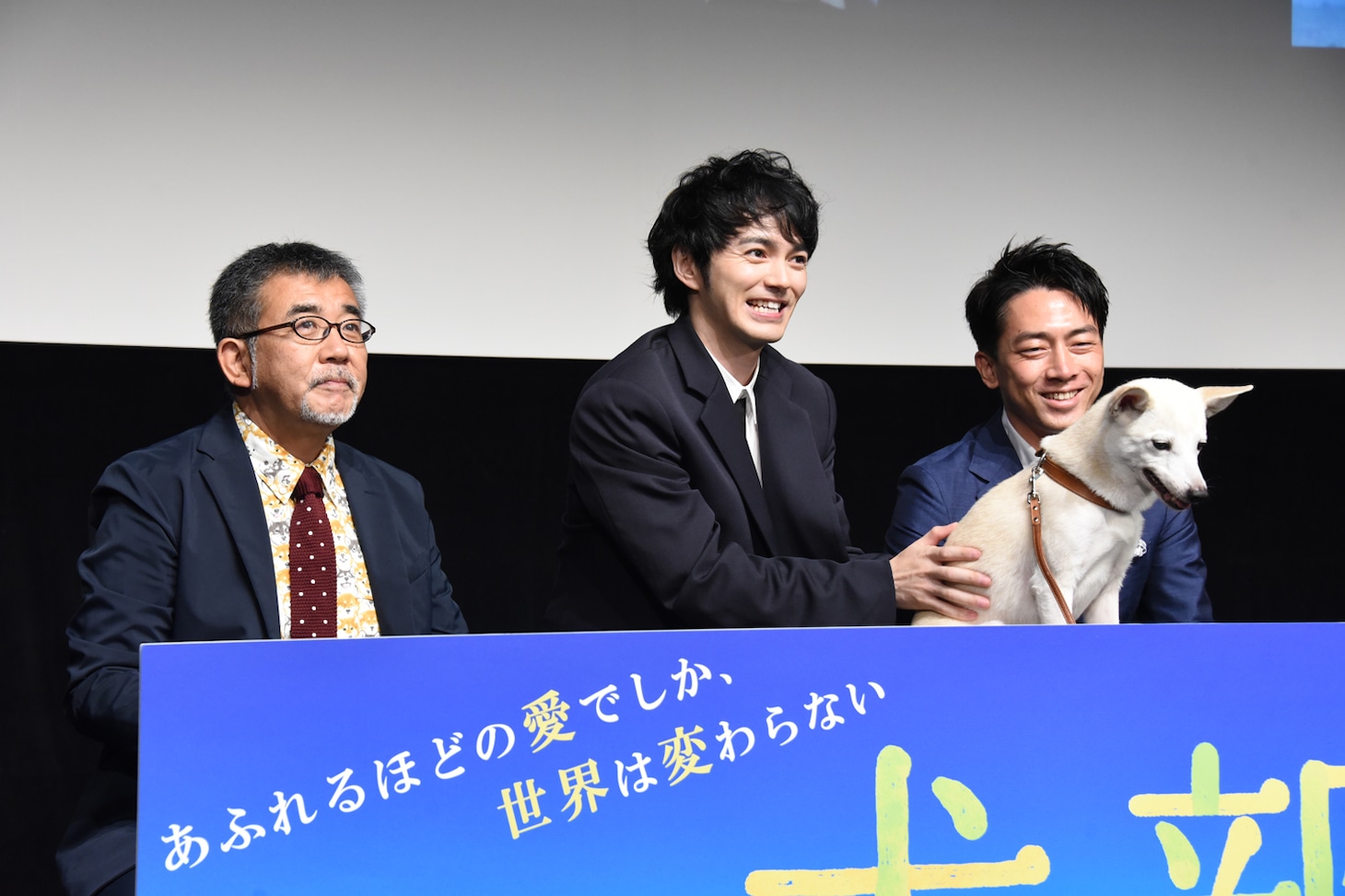 ちえ（右手前）をなだめる林遣都（中央）。