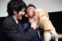 ちえ（右手前）になめられる小泉進次郎（右奥）。