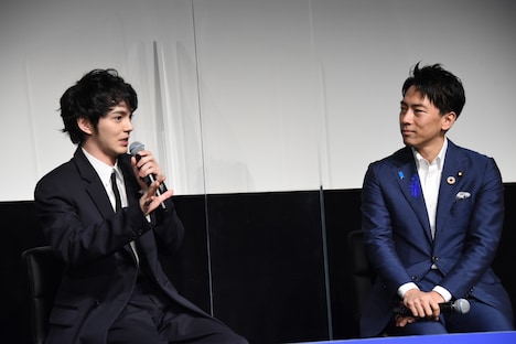 左から林遣都、小泉進次郎。