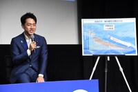 全国における犬・猫の殺処分数の推移を説明する小泉進次郎。