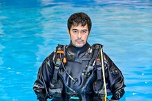 「DCU」新名正義役の阿部寛。