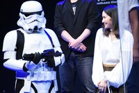 ストームトルーパー（左）にほほえみ掛ける市川紗椰（右）。