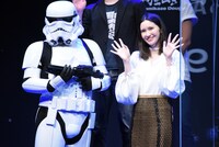 手を振る市川紗椰（右）とストームトルーパー（左）。