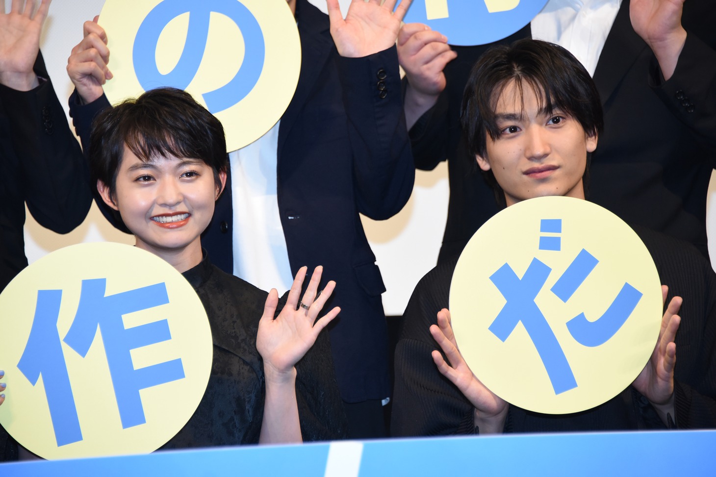 左から伊藤万理華、金子大地。