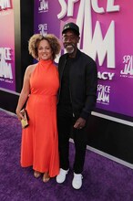 左からブリジッド・コールター、ドン・チードル。