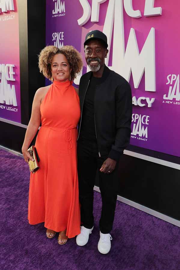 左からブリジッド・コールター、ドン・チードル。