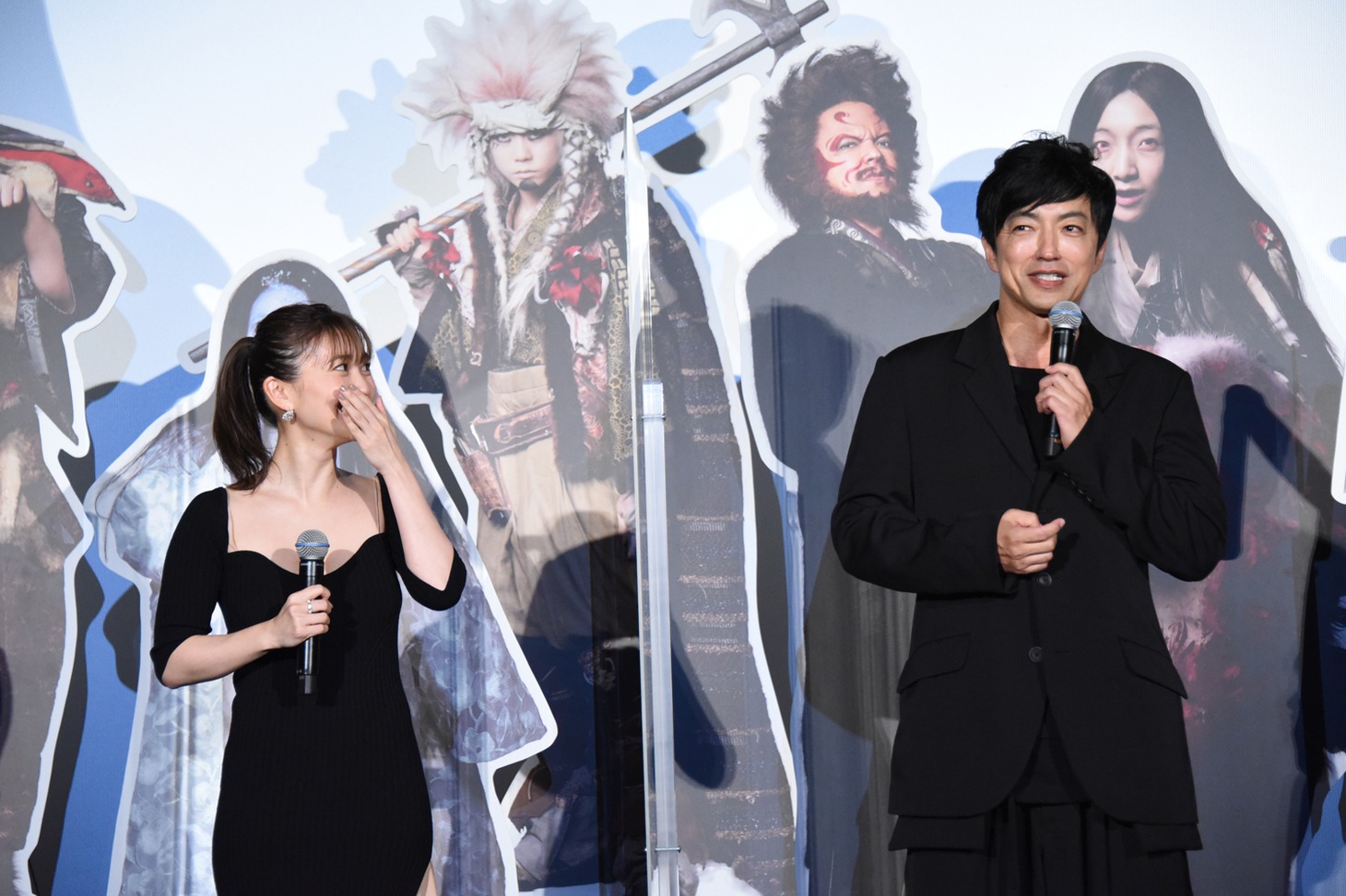 大島優子（左）と目を合わせない大沢たかお（右）。