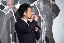 天狗の鼻に邪魔されながらペットボトルで飲み物を飲む様子を再現する三浦貴大。