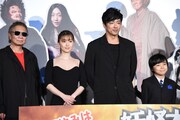 左から三池崇史、大島優子、大沢たかお、寺田心。