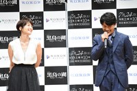 豪邸トークで盛り上がる藤木直人（右）と吉瀬美智子（左）。