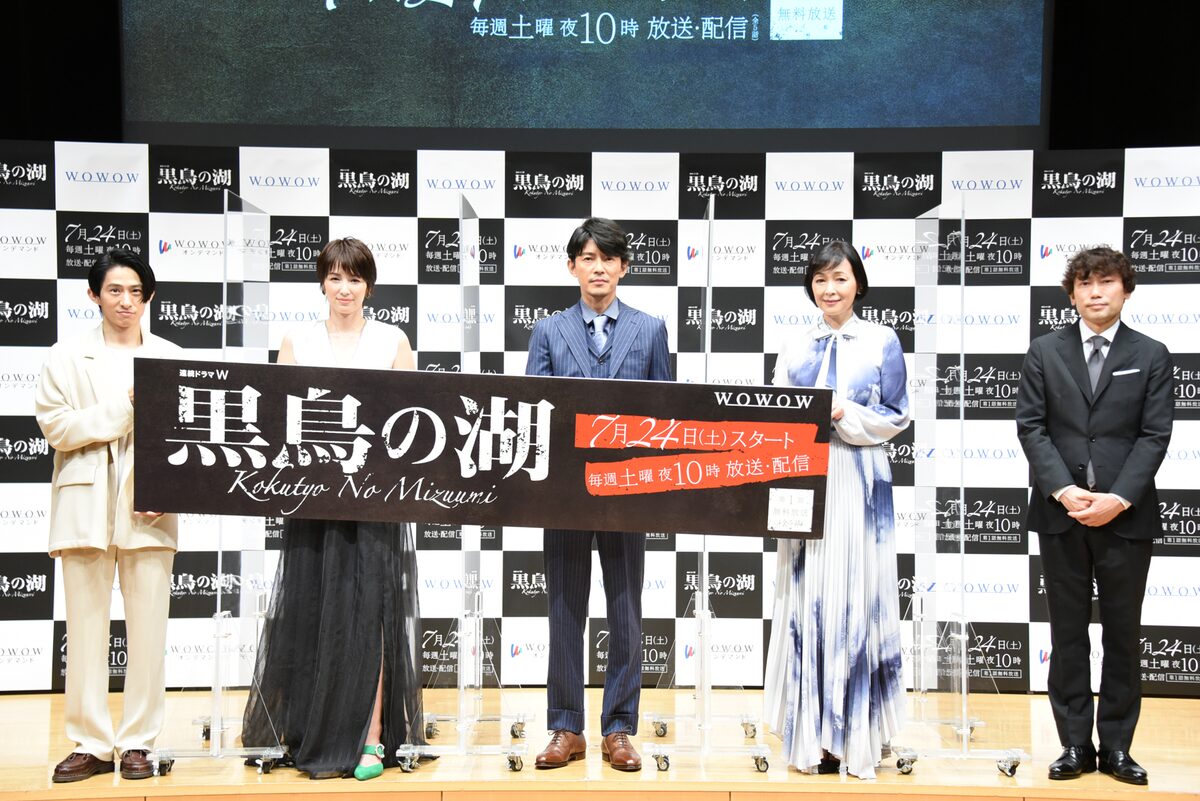 黒鳥の湖 藤木直人が豪邸にはしゃぐ 三宅健はv6のwowow契約に意欲 写真9枚 映画ナタリー 黒鳥の湖 藤木直人が豪邸にはしゃぐ 三宅健はv6のwowow契約に意欲 写真9枚 映画ナタリー