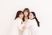 左から上白石萌音、川栄李奈、深津絵里。