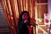 「暴れる、女」