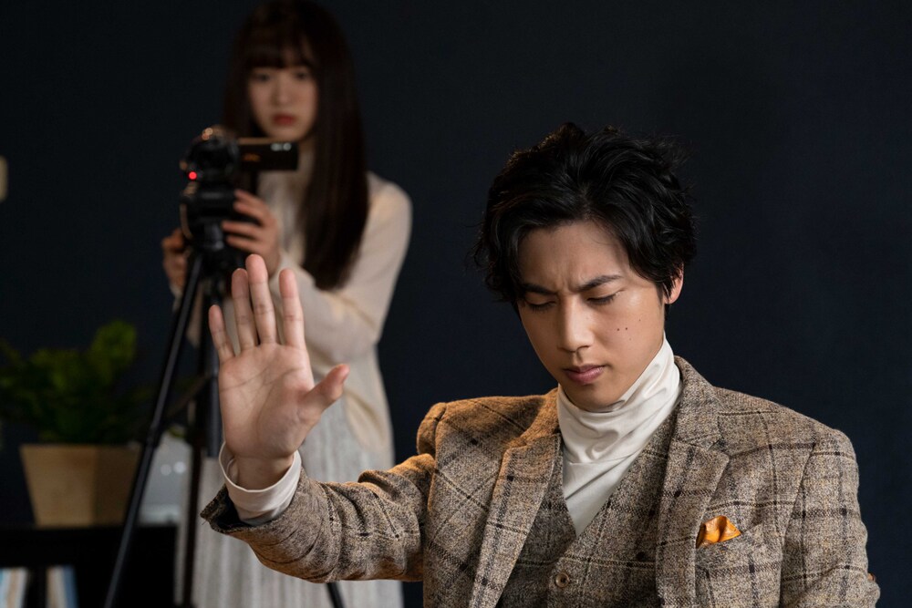 青木涼と山岸芽生のダブル主演作予告、人々が恐怖体験を語る