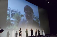 生中継で参加する細田守。