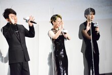 細田守に手を振る佐藤健（左）、中村佳穂（中央）、成田凌（右）。