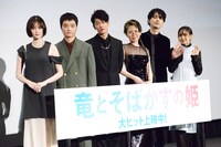 「竜とそばかすの姫」初日舞台挨拶の様子。左から玉城ティナ、染谷将太、佐藤健、中村佳穂、成田凌、幾田りら。