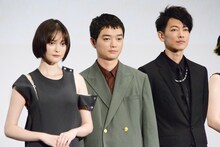 左から玉城ティナ、染谷将太、佐藤健。