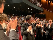 拍手を受ける細田守（中央）。