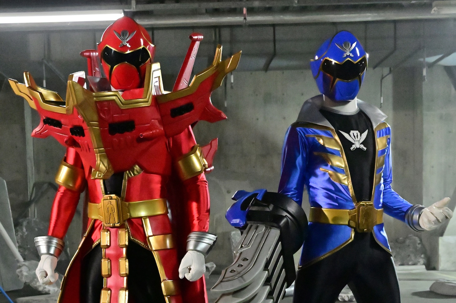 左からクロスアーマーモードのゴーカイレッドとゴーカイブルー。