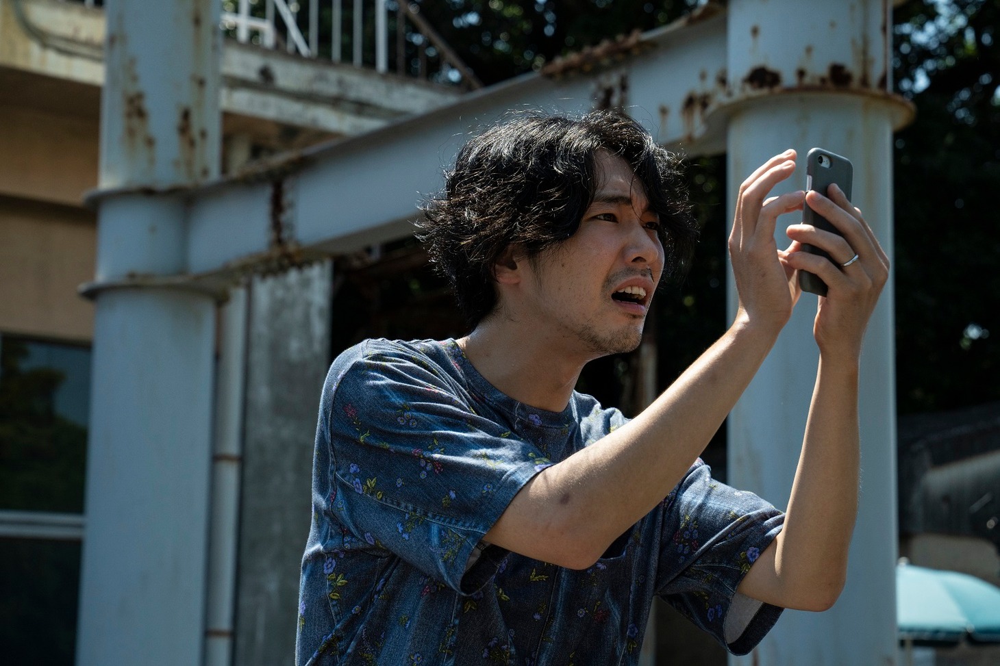 「先生、私の隣に座っていただけませんか？」