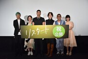 「リスタート」の公開記念舞台挨拶にて、左から品川ヒロシ、黒沢あすか、SWAY、EMILY、中野英雄、朝倉ゆり。