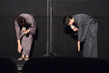 マイキーのハイキックが原作よりアクロバティックになっていることに触れ、「（もともと）体バッキバキなんですよ」と言いながら前屈する吉沢亮（右）と山田裕貴（左）。