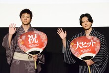 「東京リベンジャーズ」大ヒット御礼舞台挨拶の様子。左から山田裕貴、吉沢亮。