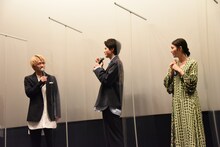 佐藤友祐（左）への言い訳を考える鈴鹿央士（中央）。