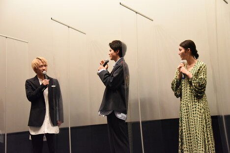 佐藤友祐（左）への言い訳を考える鈴鹿央士（中央）。