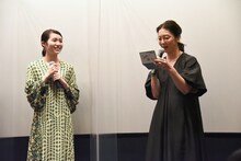 秋田汐梨（左）への手紙を有森也実（右）が読み上げる様子。