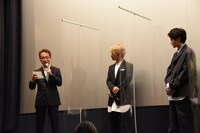 鈴鹿央士（右）への手紙を小中和哉（左）が読み上げる様子。