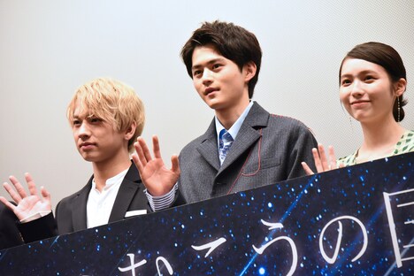 左から佐藤友祐、鈴鹿央士、秋田汐梨。