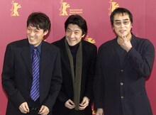 第52回ベルリン国際映画祭に「KT」が出品され、現地を訪れた際の様子。左からキム・ガプス、阪本順治、原田芳雄。（写真：ロイター / アフロ）