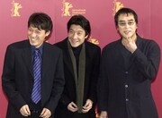 第52回ベルリン国際映画祭に「KT」が出品され、現地を訪れた際の様子。左からキム・ガプス、阪本順治、原田芳雄。(写真:ロイター / アフロ)