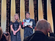 濱口竜介（中央）