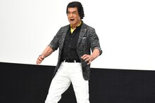 変身ポーズを披露する藤岡弘、。