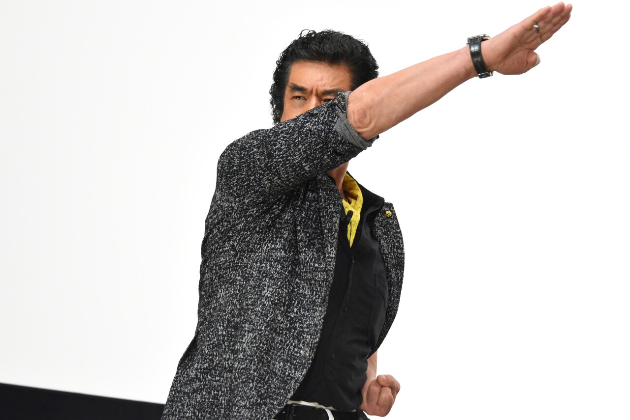 仮面ライダー１号、２号ダブルライダーキックフィギュア＋藤岡弘、直筆サイン本 仮面ライダー旧1号”40cmスケールで立体化。ライト＆サウンド