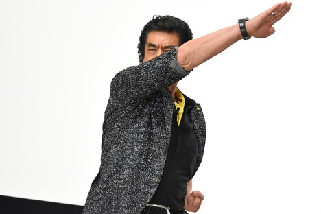 変身ポーズを披露する藤岡弘、。