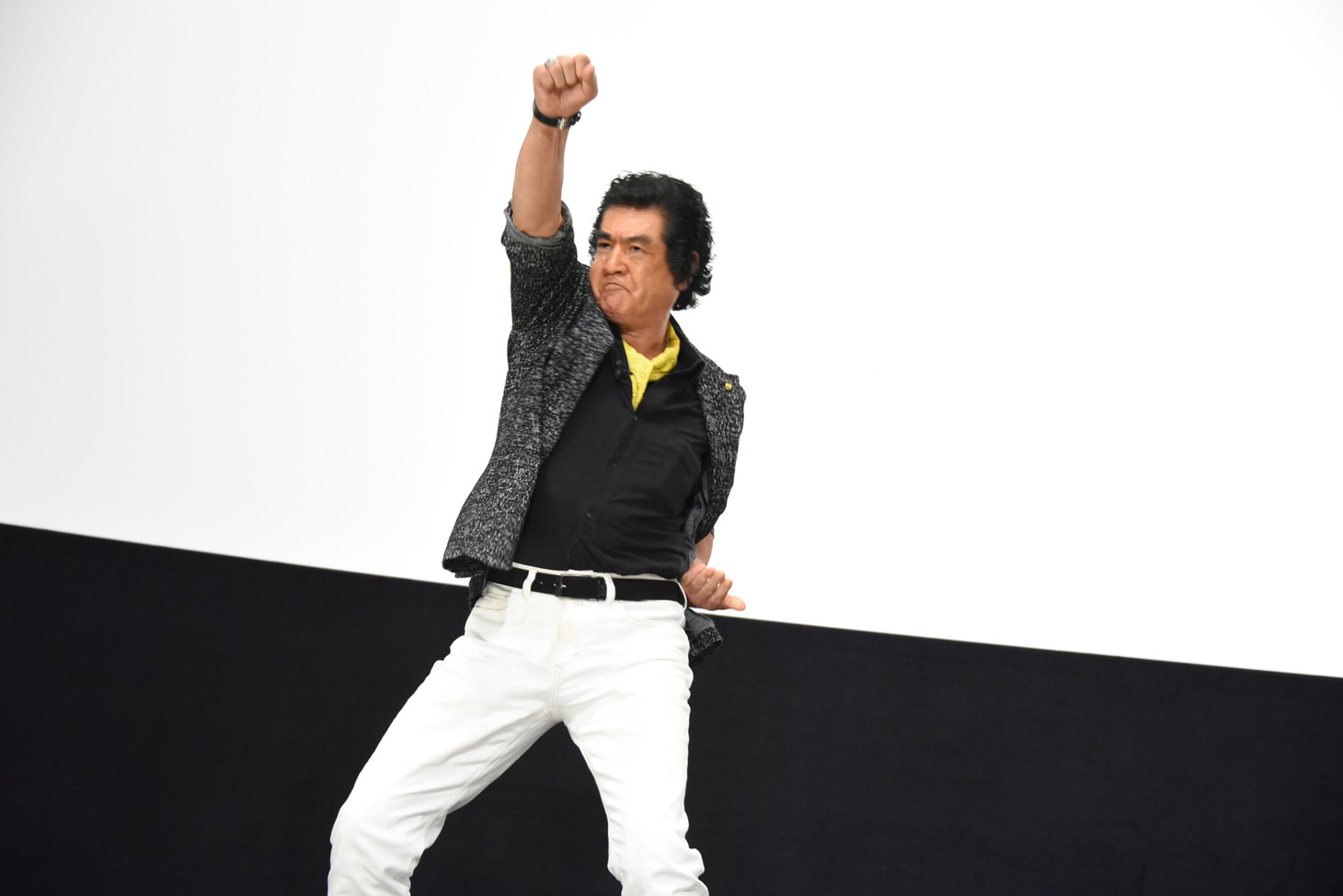 変身ポーズを披露する藤岡弘、。