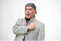 変身ポーズを披露する佐々木剛。