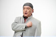 変身ポーズを披露する佐々木剛。