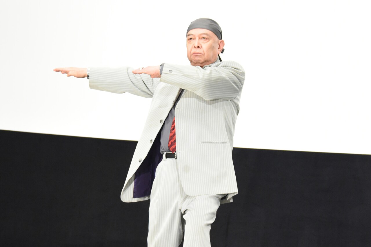 変身ポーズを披露する佐々木剛。 - 仮面ライダー1号、2号、V3