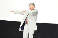 変身ポーズを披露する佐々木剛。