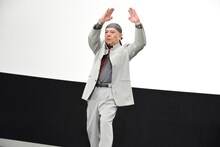 変身ポーズを披露する佐々木剛。